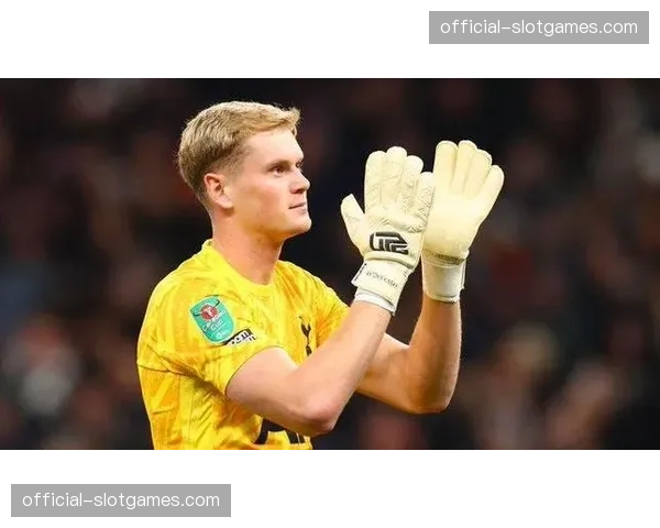 西汉姆联防线门将位置调整,法比安斯基伤缺考验替补深度